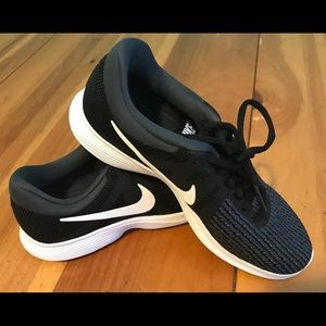 NWOT Nike Running Shoes 7